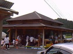 交流会会場の富士町物産店