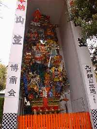 櫛田神社の飾り山笠　この左に天然記念物の大銀杏がある